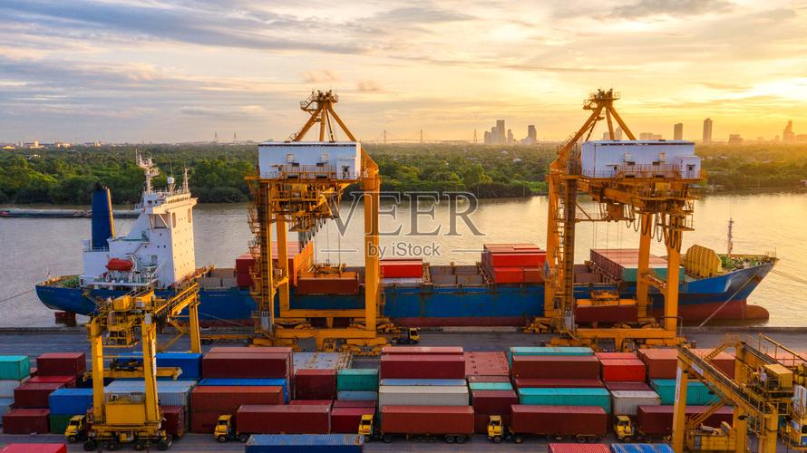 集装箱船在进出口业务和物流用起重机将货物运到港口国际水路运输鸟瞰